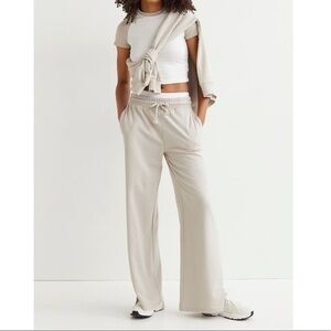 New H&M | Biege & White Crop Top T-Shirt